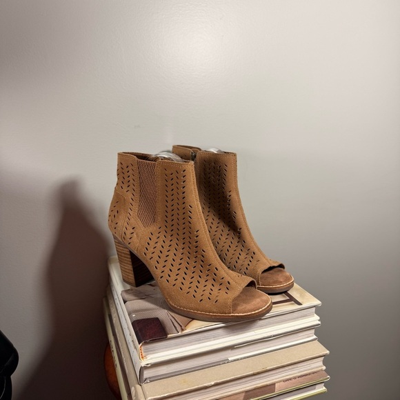 Toms Size 8.5 Tan Women’s Majorca Perforated Suede Heeled Open Toe Booties - Picture 2 of 15